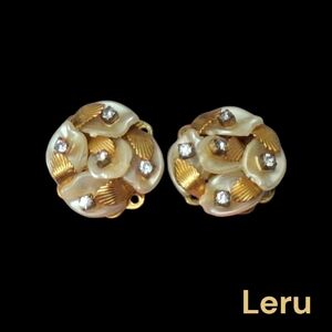 VINTAGE Gold and Cream Dimensional Clip Earrings